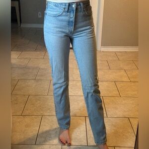 Levi’s Straight Leg Jeans. 26x32L.
